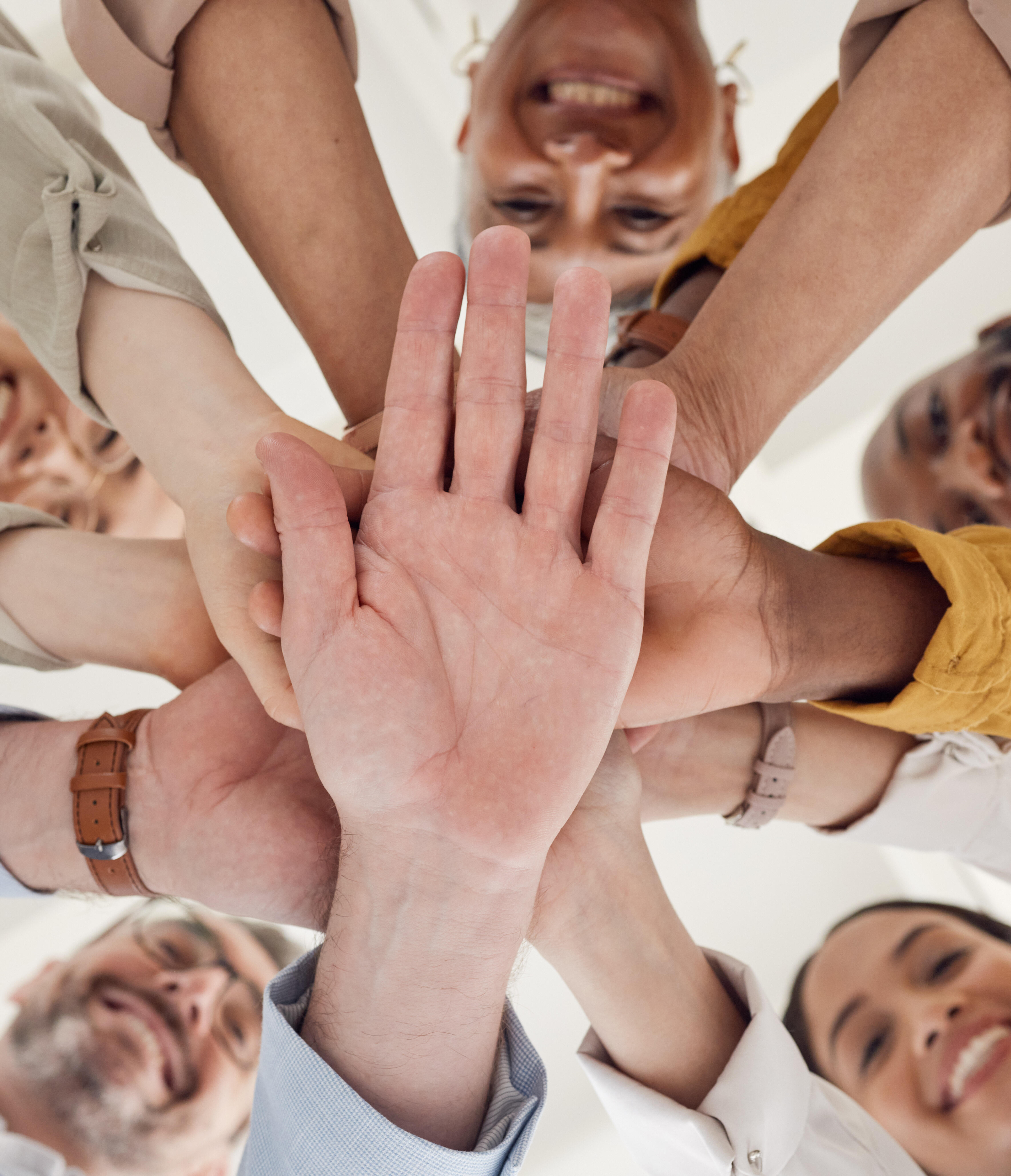 Personengruppe legt Hände zusammen